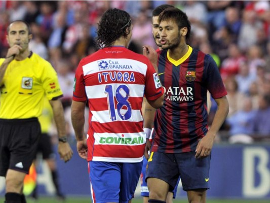 Video: Neymar llama 'hijo de p...' a jugador del Granada tras encontronazo