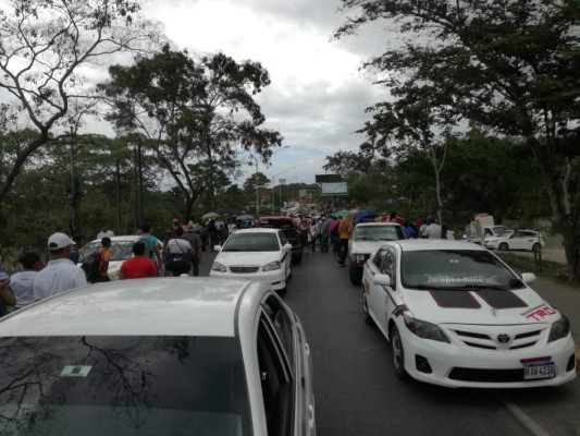 Manifestantes se toman el puente sobre el río Danto