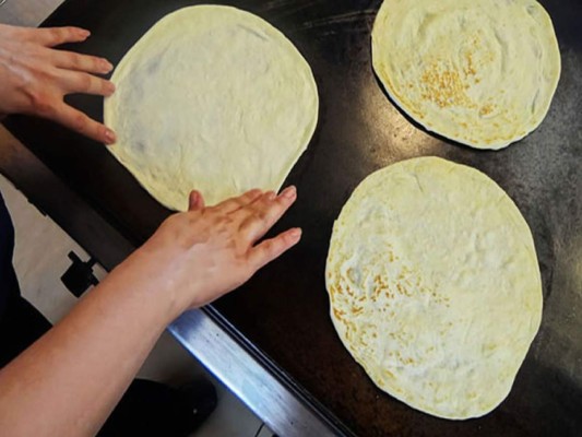 Cinco pasos sencillos para hacer una baleada