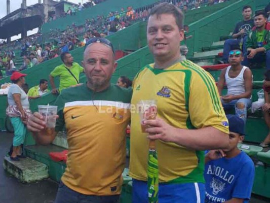 ¡Sorpresa! Australianos celebraron triunfo y aniversario del Marathón