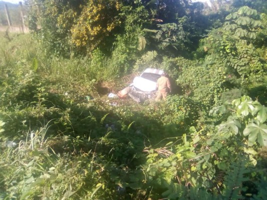 Una persona herida deja choque entre un autobús y un turismo