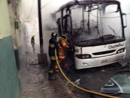 Incendian bus en Comayagüela, Honduras