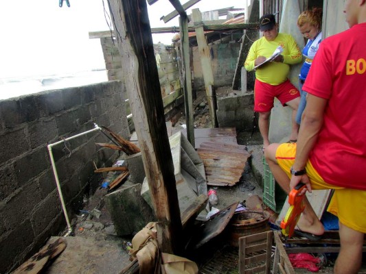 Fuerte oleaje amenaza con destruir viviendas a orillas de la playa en La Ceiba