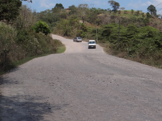 Mal estado de vía afecta turismo en Copán Ruinas