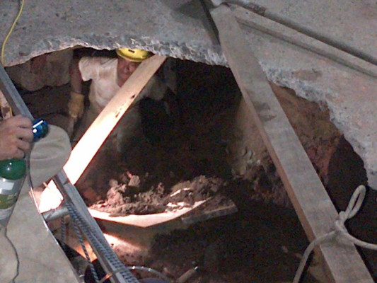 Rescatan a albañil tras 15 horas soterrado en un pozo en La Ceiba