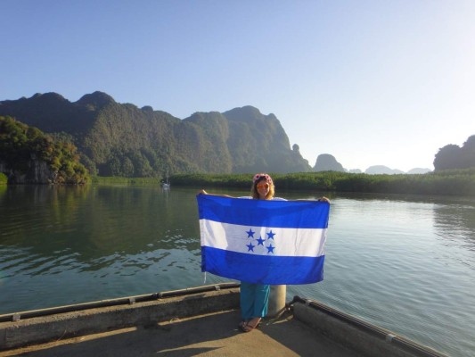 Sampedrana recorre el mundo con apenas 10 dólares al día