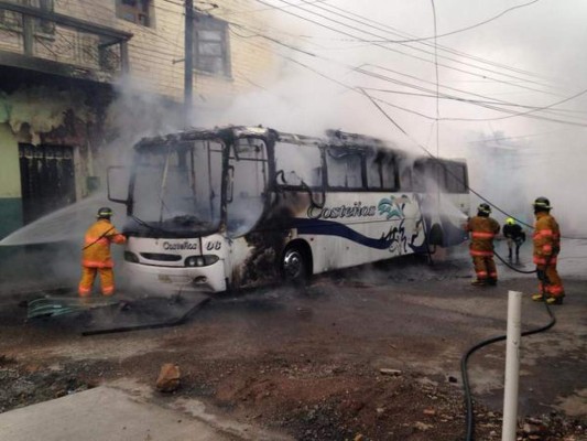Incendian bus en Comayagüela, Honduras