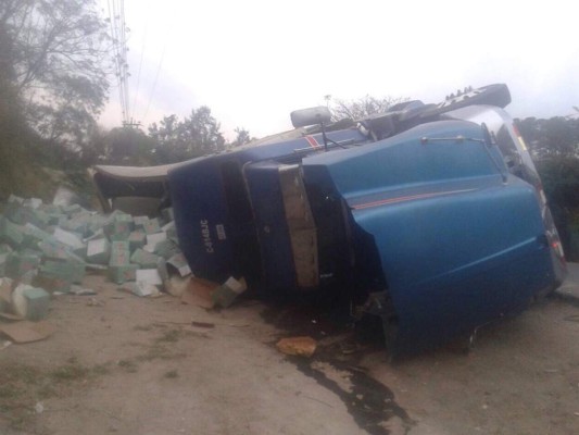 Una rastra procedente de Guatemala volcó en El Tizatillo, Francisco Morazán