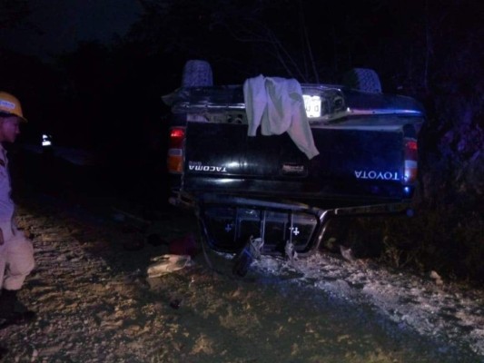 Dos muertos y 18 personas heridas deja accidente vehicular en La Paz