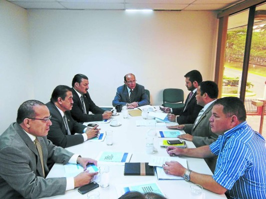 El Salvador se compromete a investigar muerte de pescador hondureño