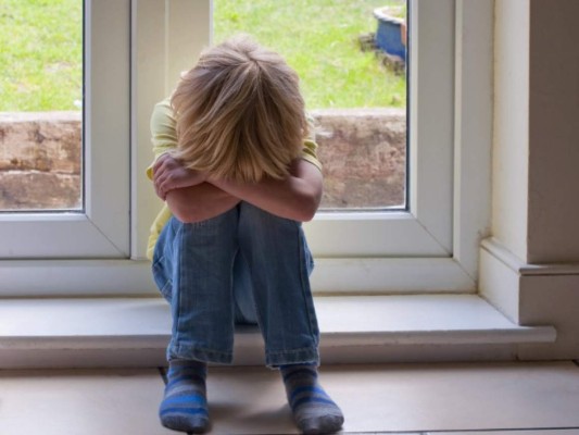 Intenta vender a su hijo de 3 años para comprar una casa