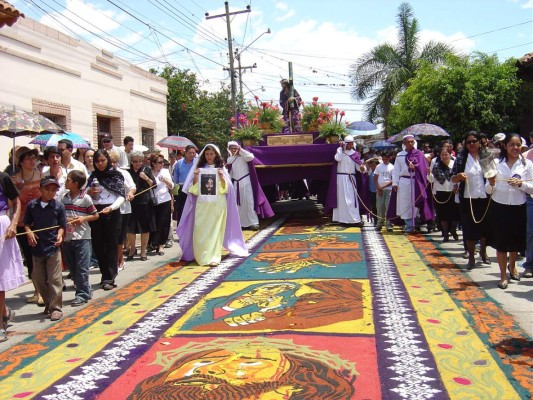 Comayagua es una de las ciudades más reconocidas por tener algunas de las más hermosas alfombras de aserrín que se elaboran en Semana Santa.