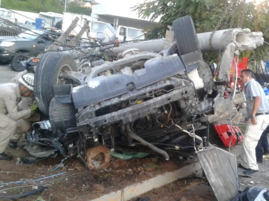 Dos heridos deja aparatoso accidente en bulevar de Tegucigalpa