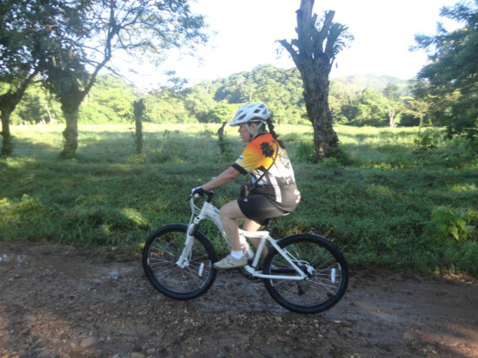 Dejó el casco de la Enee por el de ciclista
