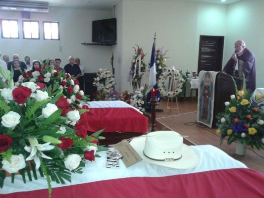 Cubren los ataúdes de los Gauggel con bandera del Partido Liberal