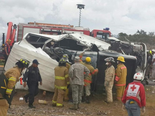 Sube a 13 la cifra de muertos en accidente de un autobús militar