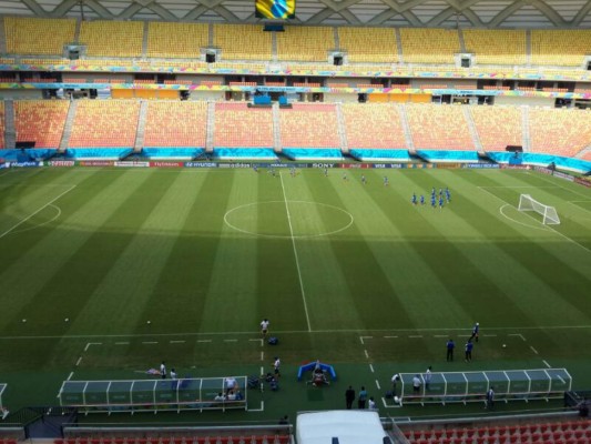 Honduras reconoce la cancha del estadio Arena de Amazonia