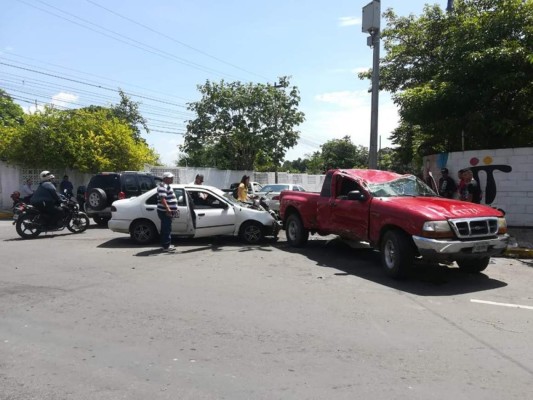 Cuatro personas heridas deja un choque en barrio Paz Barahona de San Pedro Sula