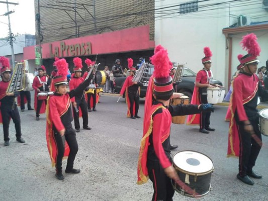 Video: Lucen sus mejores galas para rendir honor a Honduras