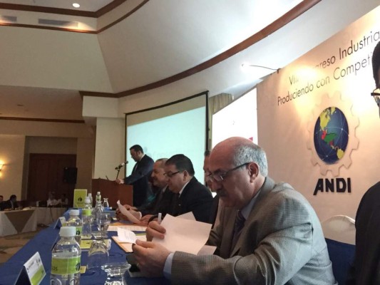 Industriales reflexionan sobre la competitividad
