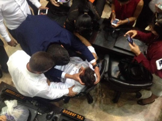 Chavistas irrumpen en Parlamento e hieren a diputado