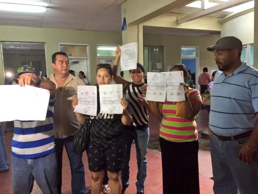 Padres protestan por falta de maestro para sus hijos