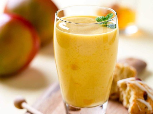 Un batido de mango con yogur
