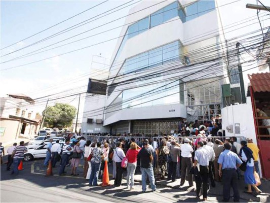 Educación pide investigar tráfico de plazas