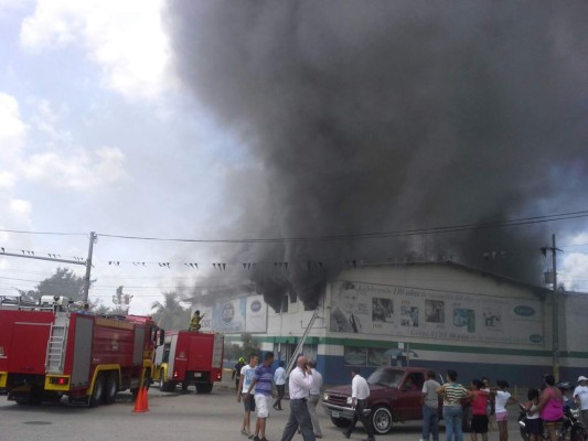Incendio consume empresa de grupo Ayre en San Pedro Sula