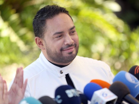 Policías asisten a Manny Manuel tras hallarlo en mal estado