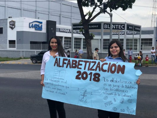 Estudiantes desfilan en el Día Internacional de la Alfabetización en San Pedro Sula