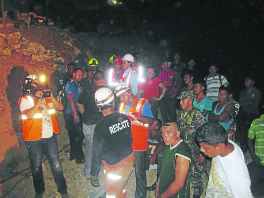 Cuerpos de socorro no descansan por rescatar a mineros hondureños