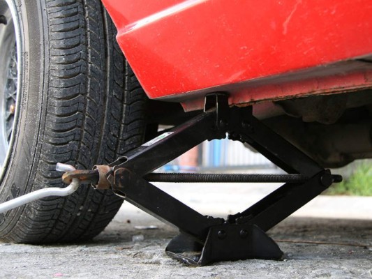 Cómo cambiar una llanta en 6 pasos