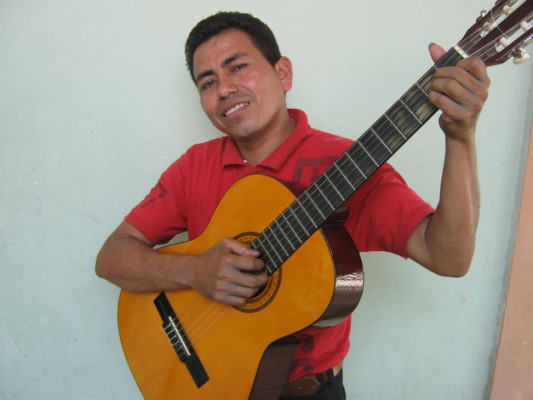 Le hace a todo para grabar sus canciones