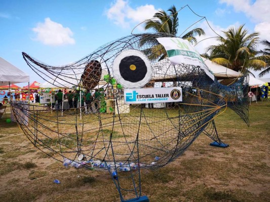 Un 'pez' metálico busca mantener limpia una playa en Puerto Cortés   