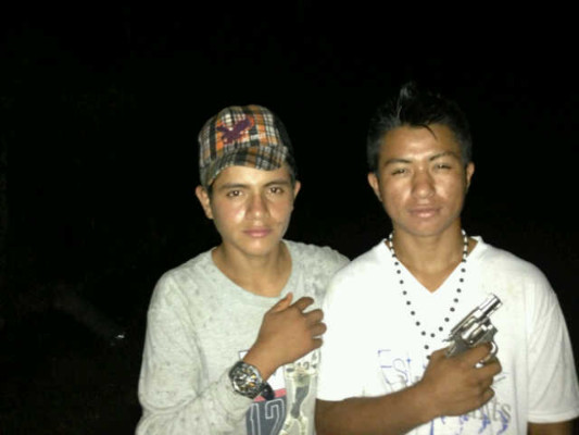 A orillas de una quebrada encuentran los cadáveres de dos jóvenes