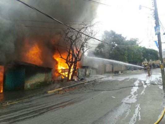 Incendio consume al menos cinco viviendas en Tegucigalpa