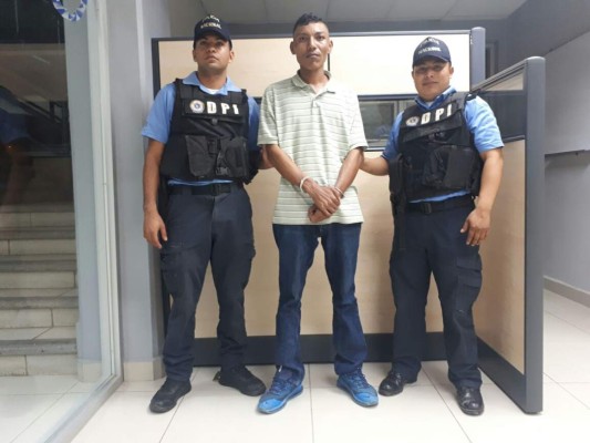 Detienen a supuesto miembro de la mara MS-13 con municiones, arma y drogas