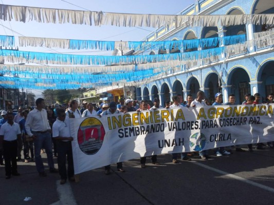 Universitarios caminan por la paz en La Ceiba