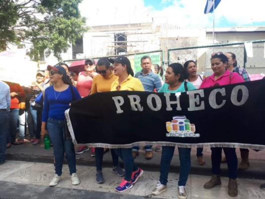 Maestros de Proheco protestan frente al Congreso Nacional