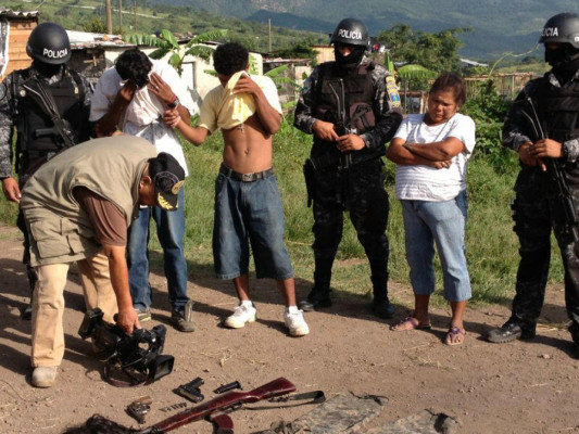 Detienen a tres personas con armas y uniformes militares en Tegucigalpa