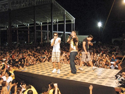 Raza for Christ graba con Syrome