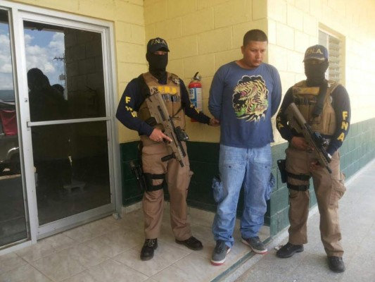 Arrestan a tres supuestos extorsionadores en la capital