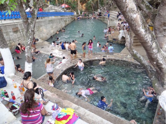 Veraneantes disfrutan en los balnearios de Honduras