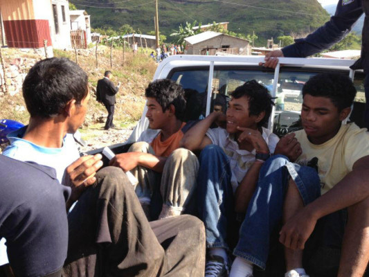 Detienen a tres personas con armas y uniformes militares en Tegucigalpa