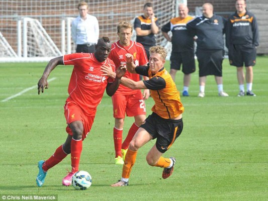 Balotelli agrede y pisa a un jugador rival en duelo amistoso