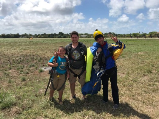 Video: Intrépido hondureño de ocho años saltó de un paracaídas