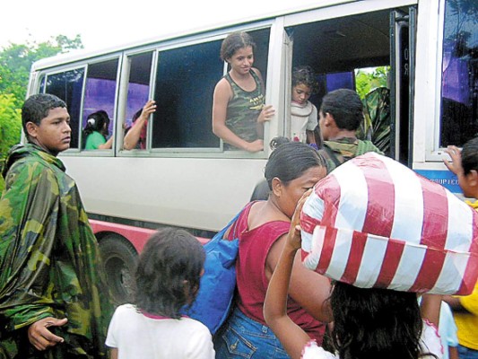 Por lo menos 400 evacuados