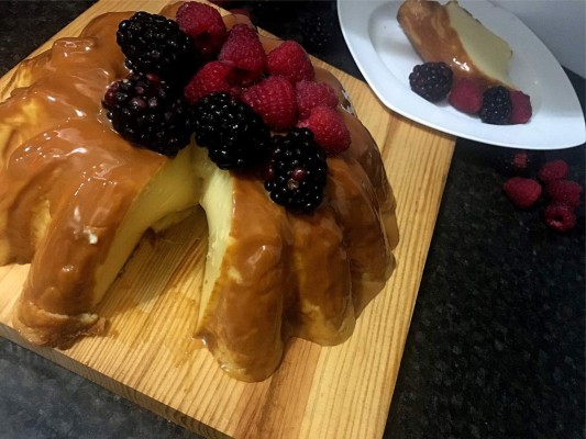 Cómo hacer un flan de queso con dulce de leche
