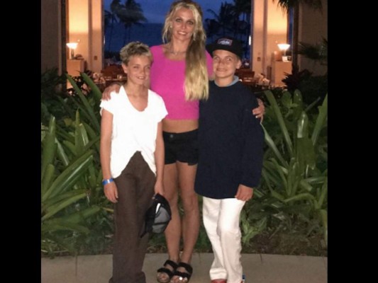 Britney Spears luce un diminuto bikini en playa de Hawai